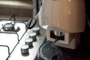 a coffee machine sitting on top of a stove at Paladini al Casale in Piazza Armerina
