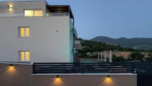 a building with lights on the side of it at Apartments King and Queen 2 in Povile
