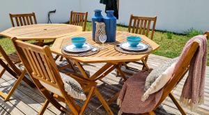 a wooden table with chairs and blue vases on it at Casa Lu in Salir de Porto