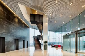 un hall de bureau avec un escalier et des parois en verre dans l'établissement Hotel Ora Incheon, à Incheon