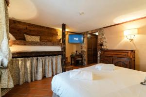 a hotel room with two beds and a tv at Hotel Jumeaux in Breuil-Cervinia