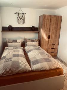 two beds sitting next to each other in a bedroom at Ferienwohnung Leadro in Kurort Oberwiesenthal