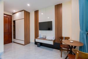 a hotel room with a table and a television at 合意酒店 in Việt Yên