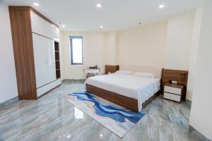 a bedroom with a bed and a rug at 合意酒店 in Việt Yên