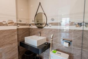 a bathroom with a sink and a mirror at 合意酒店 in Việt Yên +15 photos