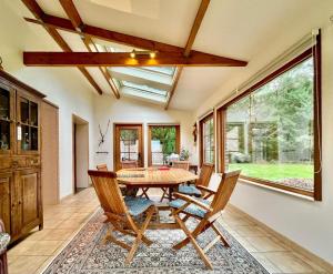 a dining room with a table and chairs at Les Ruisseaux in Gedinne