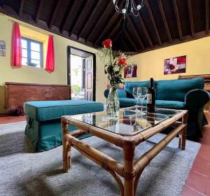 ein Wohnzimmer mit einem Tisch und einem Sofa in der Unterkunft Finca Panadera, Ferienhaus in Tijarafe in Tijarafe