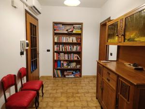 a room with a book shelf filled with books at La Corte Nelle Vigne in Lavagno