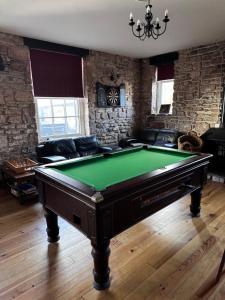 ein Wohnzimmer mit einem Billardtisch darin in der Unterkunft Ecclefechan Hotel in Ecclefechan