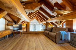 a living room with a couch and a tv at Hostdomus - Chalet Wood in Sauze d'Oulx