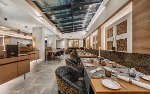 a dining room with a long table and chairs at Hotel Fliana 4-Sterne Superior in Ischgl