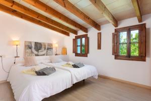 two beds in a room with white walls and windows at Villa Moscari in Moscari +81 photos