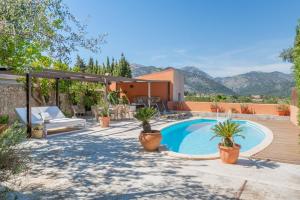 a backyard with a swimming pool and a house at Villa Moscari in Moscari
