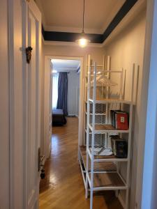 un corridoio con una libreria bianca in una stanza di David Hotel - Ethno style a Tbilisi City