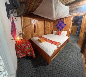 an overhead view of a bedroom with a bed at Đoàn Kết Homestay in Dồng Văn