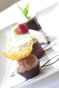 un plato con una magdalena de chocolate y un trozo de pastel en Overwater Hall, en Bassenthwaite