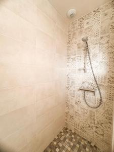 a shower in a bathroom with a tiled wall at Maison 5-6 personnes -15 min du Parc - Parking -by R&G in La Pommeraie-sur-Sèvre +22 photos