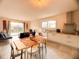 a kitchen and dining room with a table and chairs at Maison 5-6 personnes -15 min du Parc - Parking -by R&G in La Pommeraie-sur-Sèvre