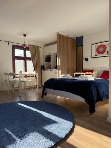 a bedroom with a bed and a table and a kitchen at Przy Ratuszu Idealny dla par Dzikie wino by Rentoom in Toruń