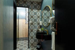 a bathroom with a sink and a mirror at Davila Peixinho 204 in Aveiro
