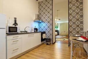 a kitchen with a sink and a microwave at Davila Peixinho 204 in Aveiro