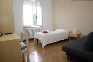 a small bedroom with a bed and a window at Vesta in Gargnano