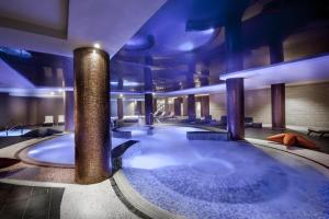 a hot tub in a hotel with two columns at Gran Tacande Wellness & Relax Costa Adeje in Adeje +61 photos