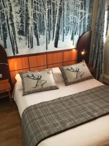 1 dormitorio con 1 cama y una foto de árboles en Green hotels Confort Paris 13, en París