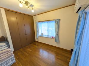 an empty room with a window and a wooden floor at コテージ　マリーゴールド in Nasu-yumoto