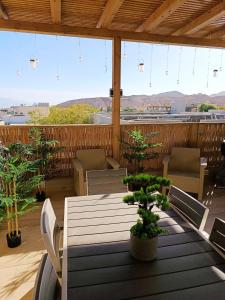 Ein Tisch und Stühle auf einer Terrasse mit Aussicht in der Unterkunft אלת המדברGoddess of the desert in Beʼer Ora