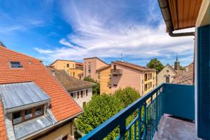 a view of a city from a balcony at Duplex design avec balcon I Hyper centre Thonon in Thonon-les-Bains