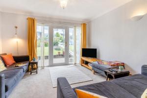 a living room with a couch and a tv at 2 Bed in Mumbles oc-d32021 in The Mumbles