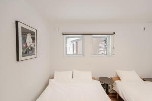 two beds in a room with two windows at Hakuba Caesar in Hakuba