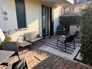 an outdoor patio with chairs and a table and chairs at Elite in Rovigo