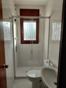 a bathroom with a shower and a toilet and a sink at Chalet Individual Con Piscina, de 3 habitaciones en Coma-ruga in El Vendrell +11 photos