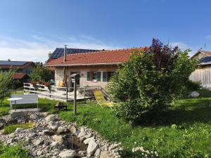 a house with a yard with a stone walkway and a house at 4-Sterne Tiny House & erholsame Ruhe und ganz viel Natur im Oberallgäu in Wertach