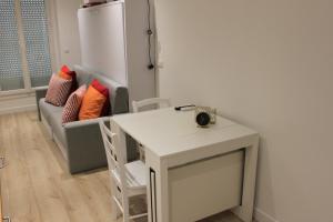 a room with a couch and a table with a camera on it at Rempart du Chateau-SV82 StudioVincennes in Vincennes