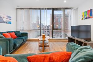 a living room with a couch and a tv at Contractors - Free Parking - City Centre - Balcony - x21 in Hull