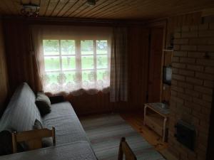 un soggiorno con divano e finestra di Paju Holiday Home a Otepää