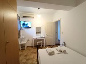 a bedroom with a bed with two towels on it at Aura di Mare in Barbati