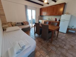 a kitchen and dining room with a bed and a table at Aura di Mare in Barbati