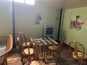 ein Esszimmer mit Tisch und Stühlen in der Unterkunft hotel tuki in Kawasoti