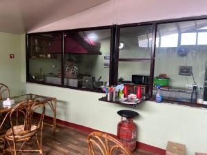 ein Restaurant mit einer Theke und einer Person in der Küche in der Unterkunft hotel tuki in Kawasoti