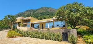 a house with a mountain in the background at Cerros de Anapoima in Anapoima