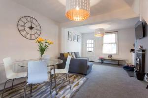 Posezení v ubytování Hastings House - Modern 2 Bedroom House in Central Luton & Near Airport