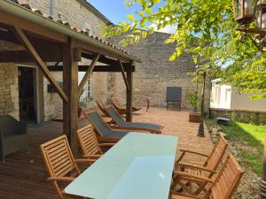 a group of chairs and a table on a patio at Ar Gwennili Chambres d'Hôtes in Saint-Amant-de-Nouère