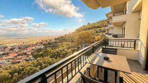a balcony with a table and a view of a city at TopTepeHome in Tire