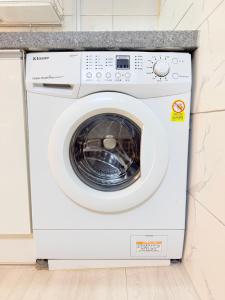 a white washer and dryer in a kitchen at Cozy Studio Cheonho in Seoul