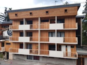 an image of a building with balconies at Résidence le Schuss Studio Montagne en bas des pistes in Vars +19 photos