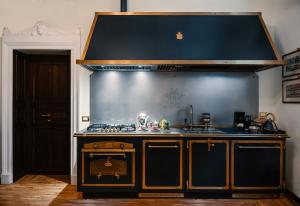 a kitchen with a stove and a sink at Regal House Verona REGIMENTAL in Verona